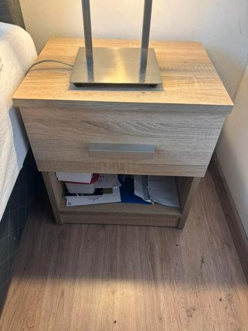 Nieuw nachtkastje beschikbaar voor biedingen