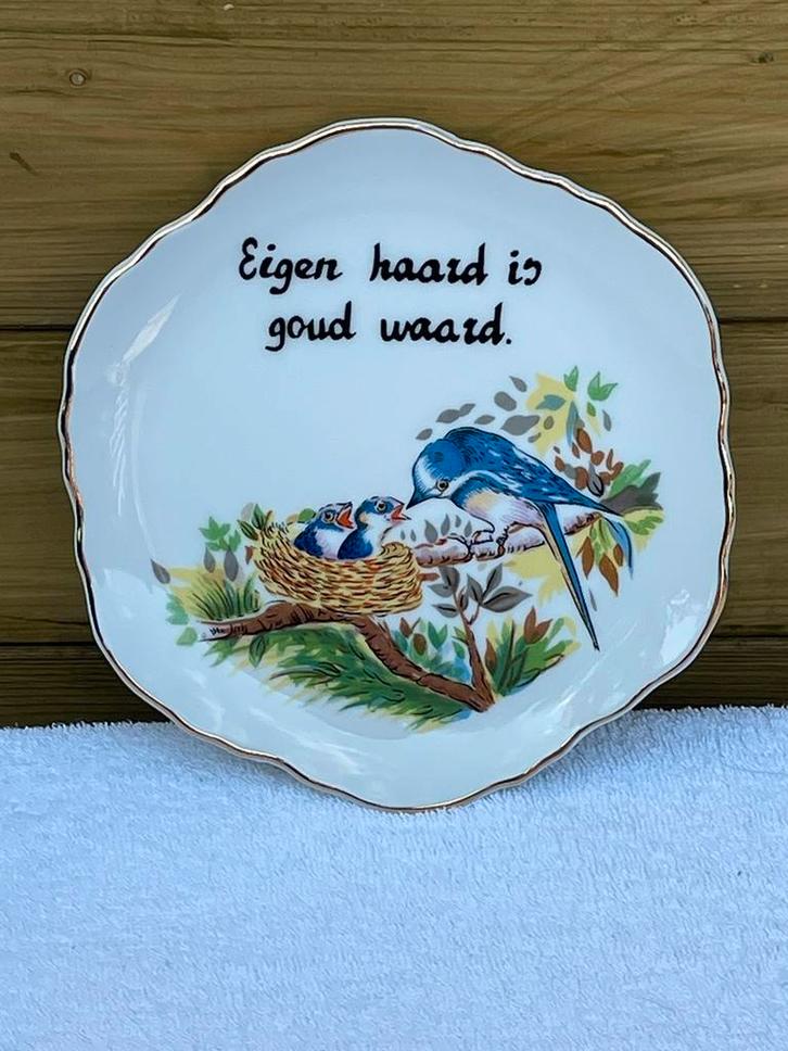 Eigen haard is goud waard zwaluw seventies porcelein bord, Huis en Inrichting, Woonaccessoires | Tekstborden en Spreuken, Ophalen of Verzenden