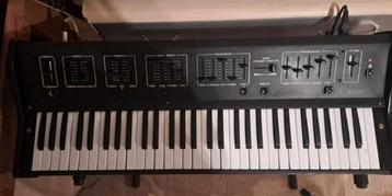 Vintage analoge synthesizer Tom-1501 beschikbaar voor biedingen