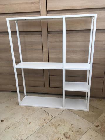 Nieuwe metalen wandrek beschikbaar voor biedingen