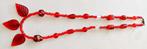 Collier artisanal perles rouges + feuilles résine 49 cm NEUF, Bijoux, Sacs & Beauté, Colliers, Synthétique, Rouge, Enlèvement ou Envoi