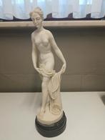 Beeldje, naakte vrouw met gewaad, Enlèvement