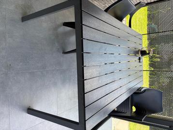 Tuintafel beschikbaar voor biedingen