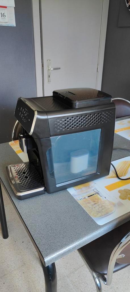 Koffiemachine met melkreservoir, Electroménager, Cafetières, Comme neuf, Cafetière, Enlèvement