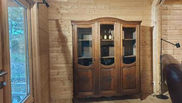 Vitrine kast beschikbaar voor biedingen