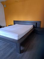 Dubbel bed met nachttafels, Huis en Inrichting, Slaapkamer | Bedden, Ophalen, Gebruikt, Bruin, Tweepersoons