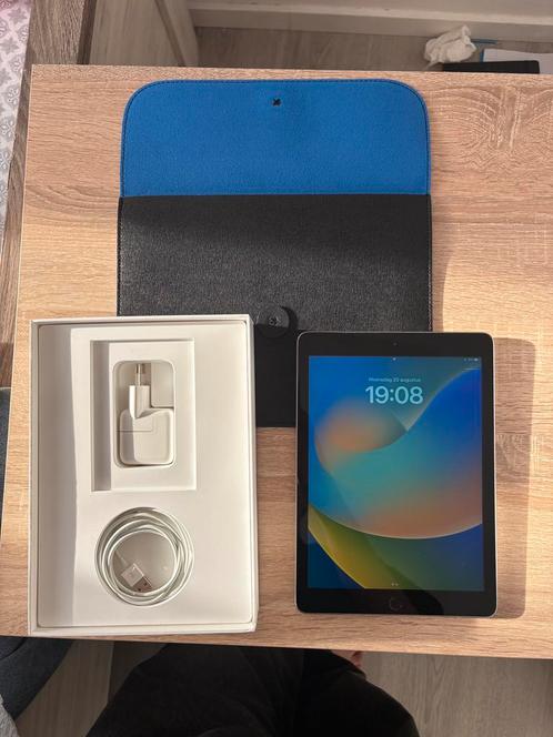 Apple iPad 5e generatie 128GB (2017) hoesje en oplader ., Computers en Software, Apple iPads, Zo goed als nieuw, Apple iPad, Wi-Fi