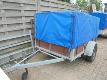 Gebruikte geslote aanhangwagens en aanhangwagen onderdele . beschikbaar voor biedingen