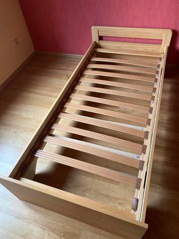 Bedframe met lattenbodem beschikbaar voor biedingen