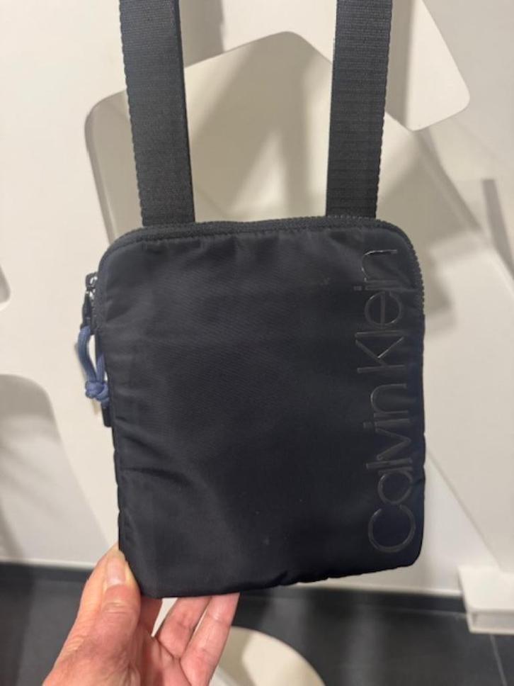 Nieuwe zwarte schoudertas Calvin Klein, Handtassen en Accessoires, Tassen | Damestassen, Nieuw, Schoudertasje, Zwart, Ophalen of Verzenden