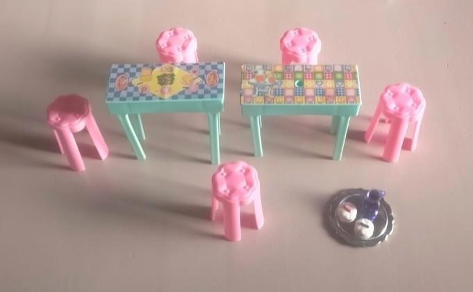 Vintage tafeltjes en krukjes Barbie, Verzamelen, Poppenhuizen en Toebehoren, Gebruikt, Ophalen of Verzenden