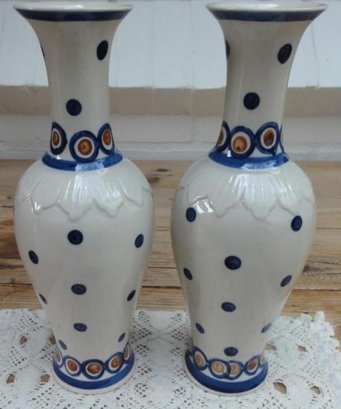 2 Vintage Bunzlau stijl vazen met blauwe en bruine dots, Maison & Meubles, Accessoires pour la Maison | Vases, Utilisé, Moins de 50 cm