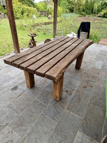 Massief eikenhouten tafel beschikbaar voor biedingen