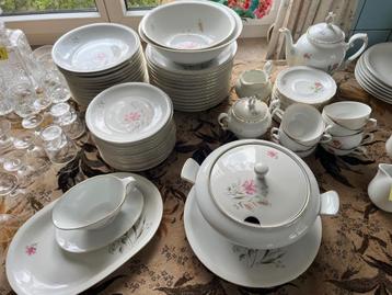 COMPLEET en  GOED vintage porseleinen servies  beschikbaar voor biedingen