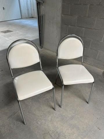 2 x chaises de cuisine en Skaï blanche  beschikbaar voor biedingen