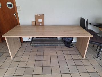 Bureau 2 m de long disponible aux enchères