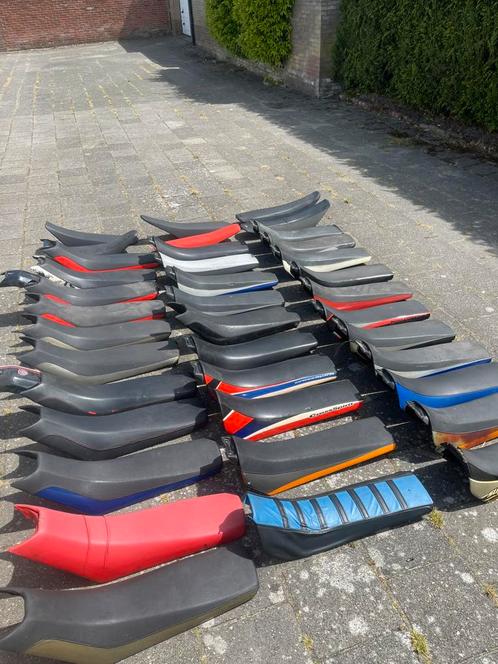 Meerdere zadels voor Derbi senda, xtreme, drd, beta etc, Fietsen en Brommers, Brommeronderdelen | Algemeen, Zadel, Ophalen of Verzenden