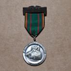 Médaille Chasseurs Ardennais Marche Arlon-Vielsalm 1975, Collections, Enlèvement ou Envoi, Armée de terre, Ruban, Médaille ou Ailes