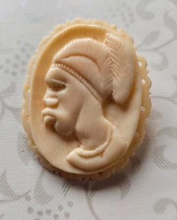 Afrikaanse broche uit natuurlijk materiaal beschikbaar voor biedingen