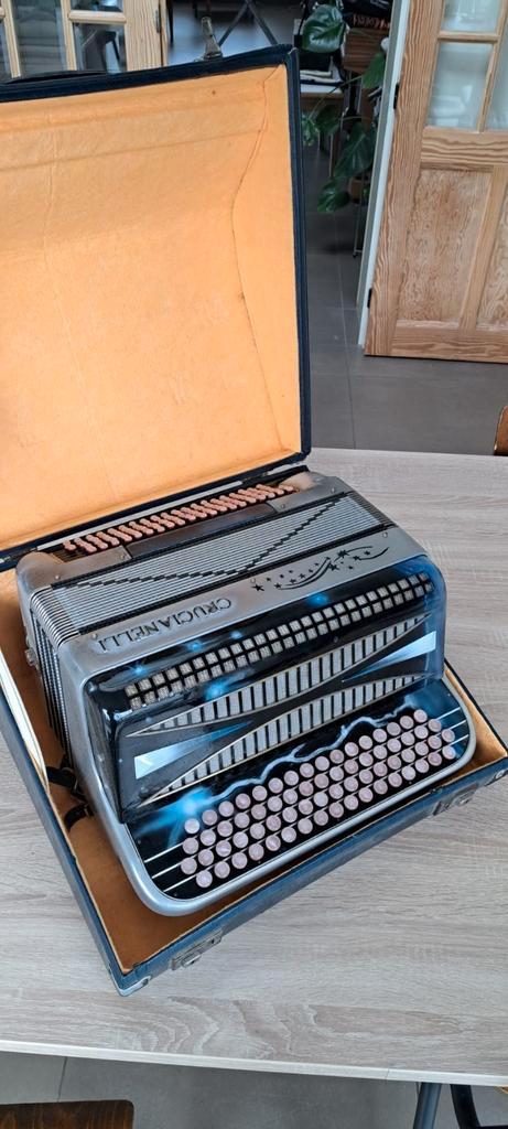 Accordeon Crucianelli
DO3
3-korig met
Cassotto, Musique & Instruments, Accordéons, Comme neuf, Enlèvement