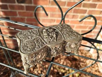 Antiek zilverkleurig juwelenkistje beschikbaar voor biedingen