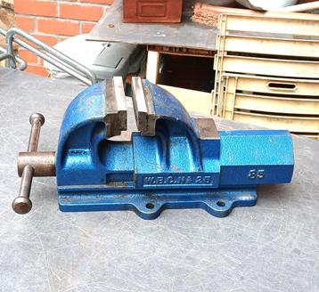 outillage 2 étau établi atelier  beschikbaar voor biedingen