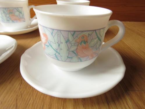 vintage arcopal 4 tasses sous tasses paradis oiseaux fleurs, Huis en Inrichting, Keuken | Servies, Zo goed als nieuw, Kop(pen) en/of Schotel(s)