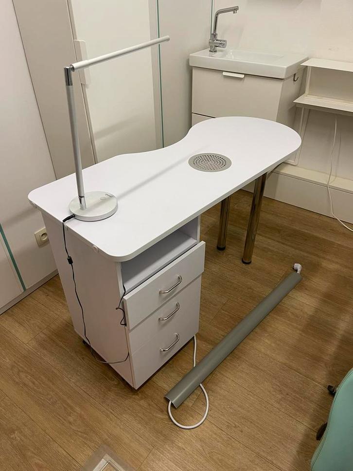 Nageltafel, manicure tafel met lamp en afzuig, Zakelijke goederen, Kantoor en Winkelinrichting | Kantoormeubilair en Inrichting