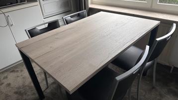 KEUKENTAFEL EN 4 STOELEN NIEUW VAN 2024 GEEN PLAATS !  beschikbaar voor biedingen