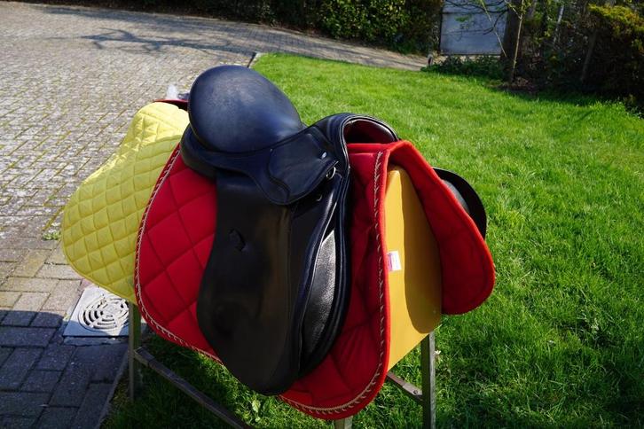 veelzijdig ook springgericht zadel kieffer ALS NIEUW 350 €, Dieren en Toebehoren, Paarden en Pony's | Hoofdstellen en Tuigage