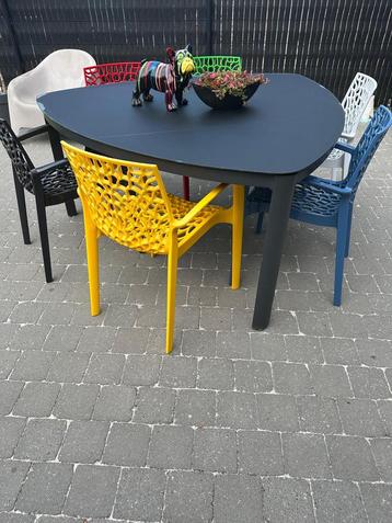 Tuintafel met stoelen beschikbaar voor biedingen