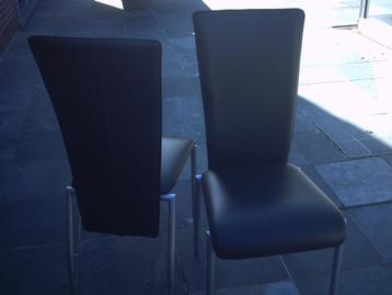 2 keuken stoelen beschikbaar voor biedingen