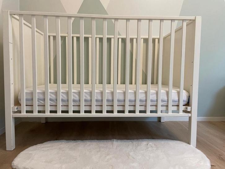 Aerosleep evolution matras + wit babybed, Kinderen en Baby's, Babywiegjes en Ledikanten, Zo goed als nieuw, Ophalen