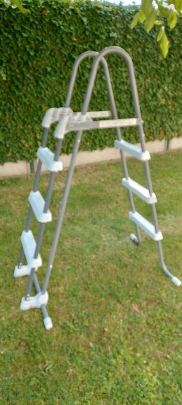 Zwembadladder intex beschikbaar voor biedingen