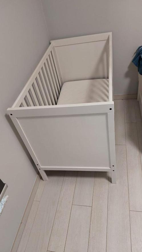 Wit babybedje + matras, Kinderen en Baby's, Babywiegjes en Ledikanten, Zo goed als nieuw, Ledikant, Ophalen of Verzenden