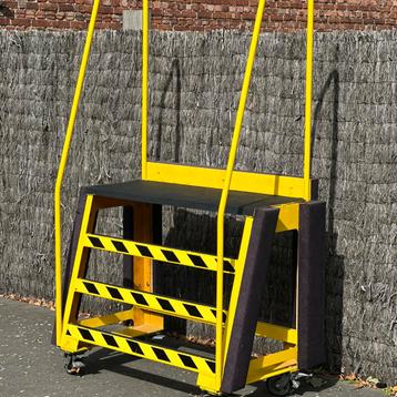 Roltrap werkplatform 100cm werkhoogte beschikbaar voor biedingen