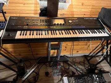 Roland Jupiter 80 avec Stand Roland KS-J8