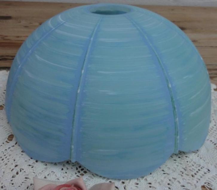 SALE Pastel blauwe beschilderde glazen lampenkap, Huis en Inrichting, Lampen | Lampenkappen, Gebruikt, Minder dan 25 cm, Rond