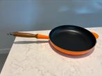 Le Creuset koekenpan 28 cm Volcanic in heel goede staat, Gietijzer, Ophalen of Verzenden, Zo goed als nieuw, Keramische plaat
