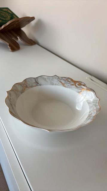 Ravissant saladier blanc et doré beschikbaar voor biedingen