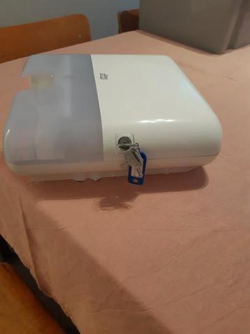 Twee handdoekdispensers Torck beschikbaar voor biedingen