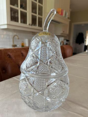 Mooie kristallen kom met deksel beschikbaar voor biedingen