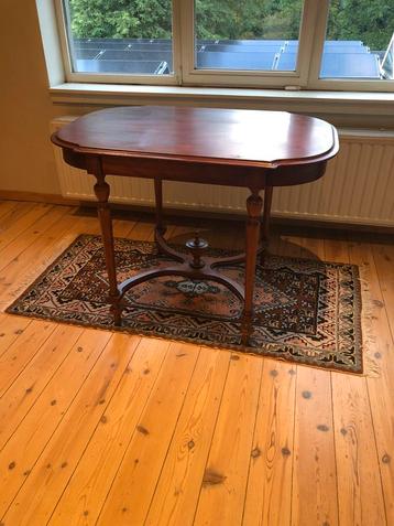 Houten bijzettafel beschikbaar voor biedingen