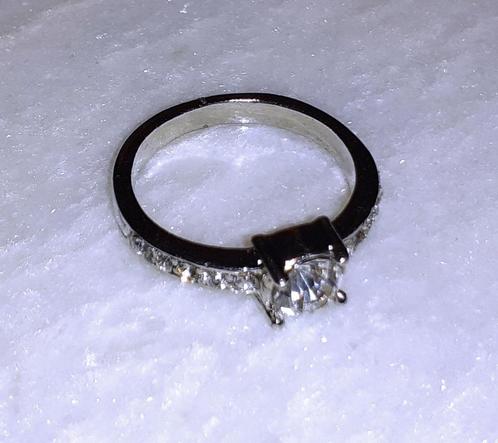 Damesring zilver met strass Lovisa, Handtassen en Accessoires, Ringen, Zilver, Overige materialen, Met strass, Verzenden