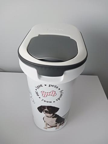 Nieuwe doos voor hondenkorrels te koop.  beschikbaar voor biedingen