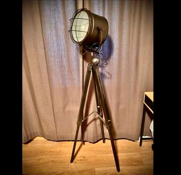 Industriële spotlamp 1,60m beschikbaar voor biedingen