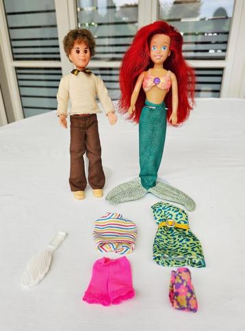 Ariel + vriendje + 4 outfits + staander 