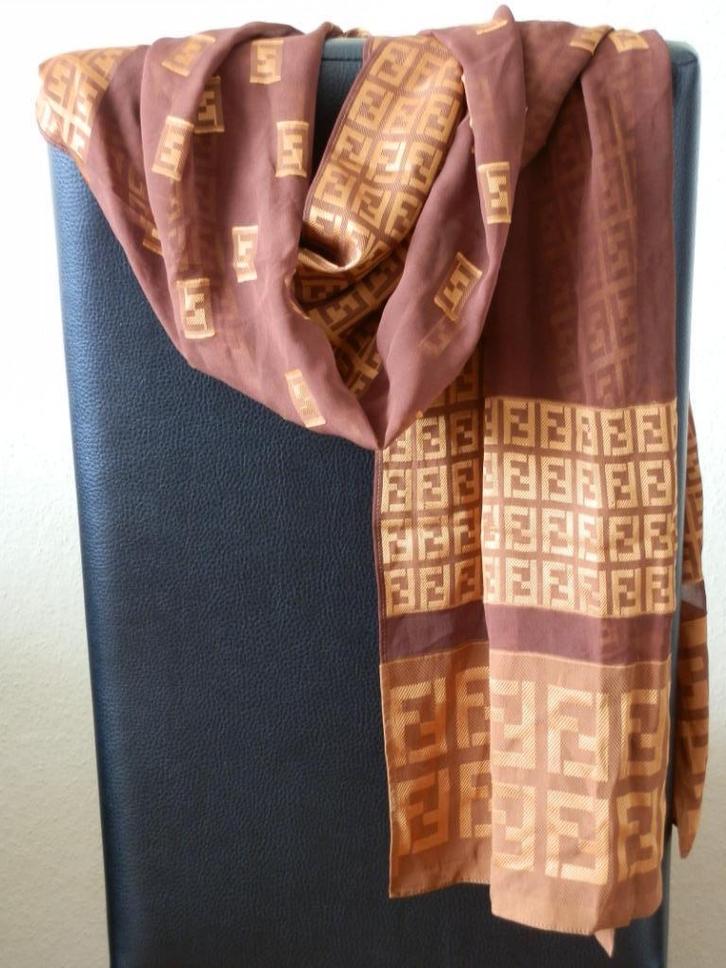 Fendi sjaal., Kleding | Dames, Mutsen, Sjaals en Handschoenen, Zo goed als nieuw, Sjaal, Ophalen of Verzenden