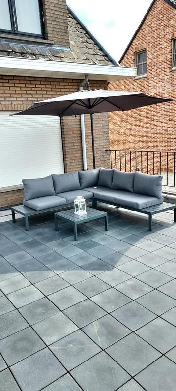 Loungeset met parasol - zo goed als nieuw beschikbaar voor biedingen