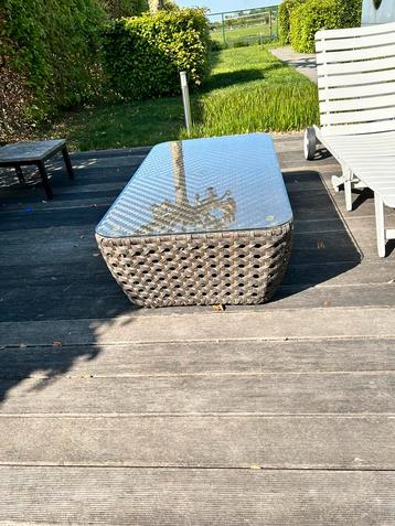Tuintafel in geweven draad met boven glas beschikbaar voor biedingen